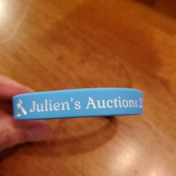FREE - Julien's auctions 2022 Betty White Beverly Hills bracelet / wristband - Picture 2 of 7